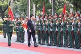 Le président Luong Cuong passe en revue la Garde d'honneur. Photo : VNA