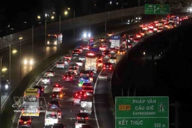 Le soir du 21 février, la circulation était dense et les véhicules avançaient lentement vers Hanoï. Photo : VNA
