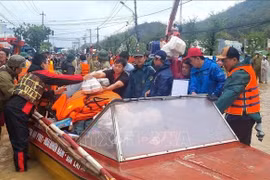 Des autorités de la province de Gia Lai acheminent nourriture et produits de première nécessité vers les zones inondées. Photo : VNA