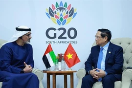 Le Premier ministre Pham Minh Chinh (droite) et le prince héritier d'Abu Dhabi, des Émirats arabes unis, Khaled bin Mohamed Al Nahyan. Photo : VNA