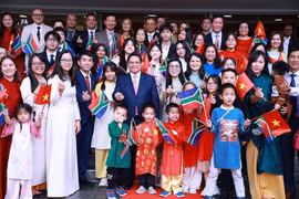 Le Premier ministre Pham Minh Chinh et son épouse rencontrent la communauté vietnamienne en Afrique du Sud. Photo : VNA
