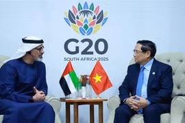 Le Premier ministre Pham Minh Chinh (droite) et le prince héritier d'Abu Dhabi, des Émirats arabes unis, Khaled bin Mohamed Al Nahyan. Photo : VNA