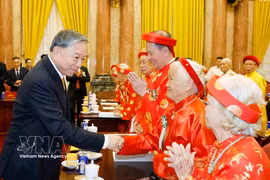 Le secrétaire général du Parti et président To Lam rencontre à Hanoï les personnes âgées exemplaires. Photo : VNA