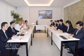 La séance de travail entre Nguyen Duy Ngoc, secrétaire du Comité central du Parti communiste du Vietnam, chef de la Commission centrale d’organisation du Parti et chef adjoint permanent du Comité directeur central sur le développement des sciences, des technologies, de l’innovation et de la transformation numérique (Comité directeur 57) et les responsables de l’Autorité de gestion de la ville portuaire de Colombo, au Sri Lanka. Photo : VNA