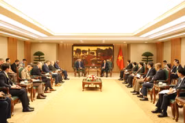La rencontre entre le vice-Premier ministre et ministre vietnamien de la Défense, Phan Van Giang et le représentant Micheal Baumgartner, membre de la Commission des affaires étrangères de la Chambre des représentants des États-Unis. Photo : VNA