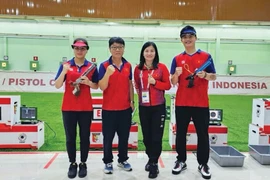 Le duo Pham Quang Huy (1er à droite) et Trinh Thu Vinh (1re à gauche) a remporté l’or au pistolet à air comprimé à 10 m mixte à la Coupe d’Asie 2025. Photo : CTV/CVN 