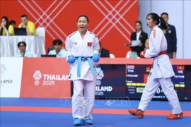 Les athlètes Hoang Thi My Tam, Dinh Thi Huong, Nguyen Thi Dieu Ly et Nguyen Thi Thu ont réalisé une excellente performance en battant la Thaïlande, hôte 2-0, pour remporter la médaille d'or le 14 décembre. Photo : VNA