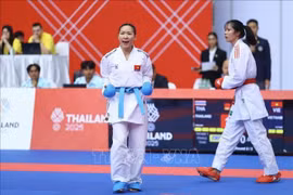 Les athlètes Hoang Thi My Tam, Dinh Thi Huong, Nguyen Thi Dieu Ly et Nguyen Thi Thu ont réalisé une excellente performance en battant la Thaïlande, hôte 2-0, pour remporter la médaille d'or le 14 décembre. Photo : VNA