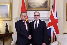 Le secrétaire général To Lam (gauche) et le Premier ministre du Royaume-Uni, Keir Starmer. Photo : VNA