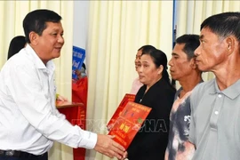 Duong Sa Kha, secrétaire du Comité du Parti de la ville de Vinh Chau (Soc Trang), a offert de nouvelles maisons aux ménages pauvres avant le Nouvel An. Photo : VNA