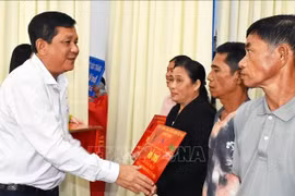 Duong Sa Kha, secrétaire du Comité du Parti de la ville de Vinh Chau (Soc Trang), a offert de nouvelles maisons aux ménages pauvres avant le Nouvel An. Photo : VNA