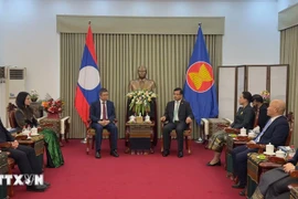 Le 1er décembre à Pékin, l’ambassadeur du Vietnam en Chine, Pham Thanh Binh, est venu féliciter l’ambassade du Laos. Photo : VNA
