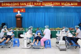 Les chirurgiens-dentistes du centre de santé de l’arrondissement 6 prennent en charge la santé bucco-dentaire des élèves. Photo : Quang Châu/CVN