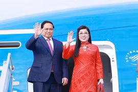 Le Premier ministre Pham Minh Chinh et son épouse ont quitté Hanoï pour un voyage d'affaire en Europe. Photo : VNA