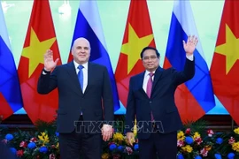 Le Premier ministre vietnamien Pham Minh Chinh (droite) et le Premier ministre russe, Mikhaïl Michoustine à Hanoï. Photo : VNA