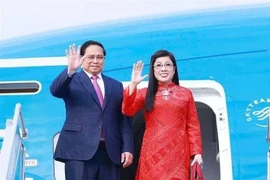 Le Premier ministre Pham Minh Chinh et son épouse ont quitté Hanoï pour un voyage d'affaire en Europe. Photo : VNA