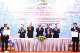Le Premier ministre Pham Minh Chinh (centre) à la cérémonie de signature. Photo : VNA