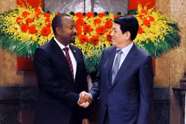 Le président de l'État, Luong Cuong (droite) et le Premier ministre éthiopien, Abiy Ahmed Ali, en visite officielle au Vietnam et participant au 4e Sommet du P4G. Photo : VNA