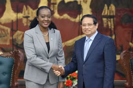 Le Premier ministre Pham Minh Chinh et le secrétaire d'État kényan à la Défense, Soipan Tuya. Photo : VNA