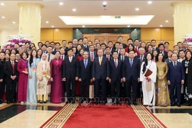Le secrétaire général To Lam rencontre des Vietnamiens de l'étranger exemplaires participant au "Xuân Quê hương". Photo : VNA