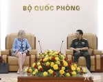 Le général Phan Van Giang, vice-Premier ministre et ministre de la Défense et l’ambassadrice d’Australie au Vietnam, Gillian Bird. Photo : qdnd.vn.jpg