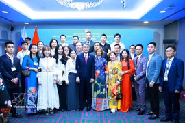 Le Premier ministre Le Minh Hung rencontre la communauté vietnamienne en Russie. Photo : VNA