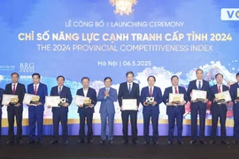 La cérémonie de remise de certificats aux dirigeants des villes et provinces dans le top 10 des localités ayant les scores ICP les plus élevés en 2024. Photo : baophutho