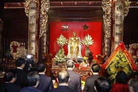 Le secrétaire général du Parti communiste du Vietnam, To Lam, et la délégation du Comité central à la Maison commémorative du Président Ho Chi Minh. Photo : VNA