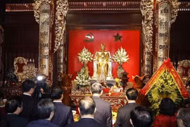 Le secrétaire général du Parti communiste du Vietnam, To Lam, et la délégation du Comité central à la Maison commémorative du Président Ho Chi Minh. Photo : VNA