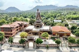 Bouddha Amitābha de la pagode Kim Tien, sentinelle spirituelle des Sept Montagnes 