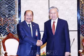 Le secrétaire général du Parti communiste du Vietnam, To Lam, et Kikeo Khaykhamphithoune, président du Front lao pour l’édification nationale, à Vientiane. Photo : VNA
