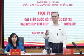Le secrétaire général du Comité central du Parti communiste du Vietnam To Lam rencontre des électeurs de Hanoï. ¨Photo : VNA