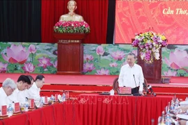 Le secrétaire général du Parti To Lam travaille avec les dirigeants de la ville de Can Tho et des provinces de Soc Trang et Hau Giang. Photo : VNA