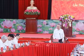 Le secrétaire général du Parti To Lam travaille avec les dirigeants de la ville de Can Tho et des provinces de Soc Trang et Hau Giang. Photo : VNA