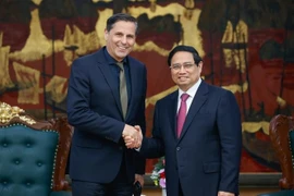 Le Premier ministre Pham Minh Chinh (droite) et Klaus Zellmer, président du groupe Skoda Auto. Photo : VNA