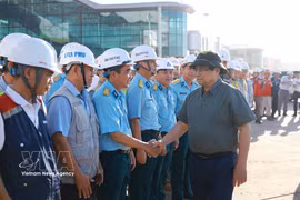 Le Premier ministre Pham Minh Chinh encourage les équipes travaillant sur le chantier du projet de l'aéroport international de Long Thanh. Photo : VNA