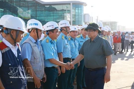 Le Premier ministre Pham Minh Chinh encourage les équipes travaillant sur le chantier du projet de l'aéroport international de Long Thanh. Photo : VNA