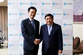 Le vice-Premier ministre Nguyen Chi Dung rencontre à Tokyo le ministre japonais de l'Économie, du Commerce et de l'Industrie Muto Yoji. Photo : VNA