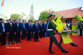 Le Premier ministre Pham Minh Chinh rend hommage au dirigeant historique Pham Van Dong. Photo : VNA