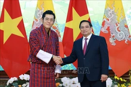Le Premier ministre Pham Minh Chinh (droite) et le roi du Bhoutan Jigme Khesar Namgyel Wangchuck à Hanoï. Photo : VNA