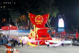 Défilé de chars arborant l'emblème national du Vietnam lors de la deuxième répétition du défilé le 25 avril 2025. Photo : VNA