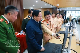 Le Premier ministre Pham Minh Chinh se rend auprès des forces de sécurité à la veille du Nouvel An lunaire. Photo : VNA