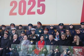 Le secrétaire général du Comité central du Parti communiste du Vietnam To Lam (4e à droite, première ligne) et son épouse Ngo Phuong Ly à la célébration de la Victoire dans la Grande Guerre patriotique. Photo : VNA