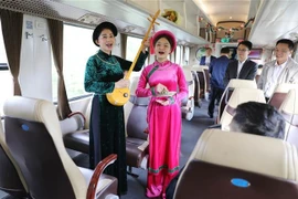 présentation du chant Then et de l'art du luth Tinh sur le train touristique Hanoi - Thai Nguyen. Photo : VNA