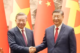 Le secrétaire général du Parti et président vietnamien To Lam (gauche) et le secrétaire général du Parti et président chinois Xi Jinping lors de la rencontre du 19 août 2024. Photo : VNA