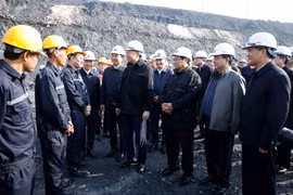 Le secrétaire général du Parti To Lam et le Premier ministre Pham Minh Chinh rendent visite aux cadres et aux ouvriers de la société par actions charbonnière Deo Nai - Coc Sau à Quang Ninh. Photo : VNA