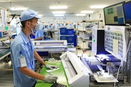 Fabrication d'équipements électroniques chez Rhythm Precision Vietnam Co., Ltd., parc industriel de Noi Bai. Photo : hanoimoi.vn.jpg