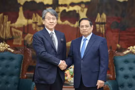Le Premier ministre Pham Minh Chinh rencontre à Hanoï Maeda Tadashi, président du Conseil d’administration de la Banque japonaise pour la coopération internationale. Photo : VNA