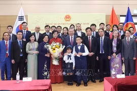 Le secrétaire général du Parti communiste du Vietnam Tô Lâm, son épouse et la délégation de haut niveau vietnamienne rencontrent à Séoul la communauté vietnamienne en R. de Corée. Photo : VNA