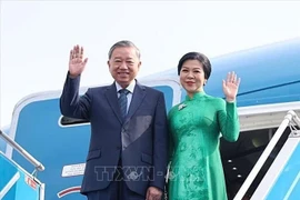 Le SG du Parti Tô Lâm et son épouse quittent Hanoï pour une visite d'État en R. de Corée
